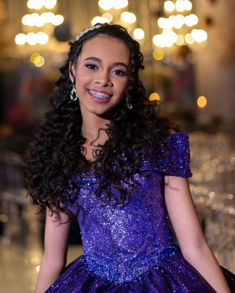 Debutante sorridente com vestido roxo brilhante