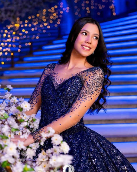 Debutante em vestido azul marinho com brilhos e flores